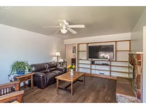 956 W Pilger Street Roseburg OR 97471
