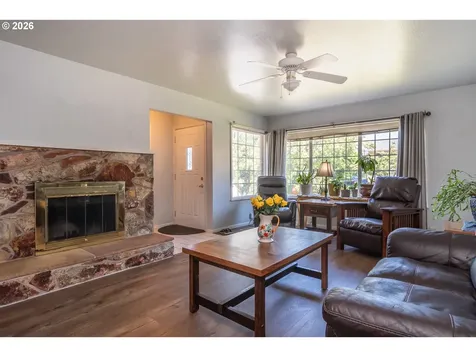 956 W Pilger Street Roseburg OR 97471