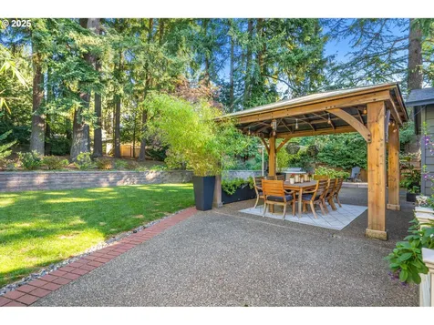 8425 SW Homewood Street Portland OR 97225