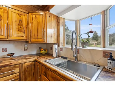 2164 SE Douglas Avenue Roseburg OR 97470