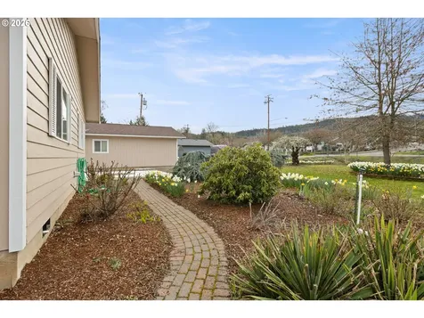 2164 SE Douglas Avenue Roseburg OR 97470