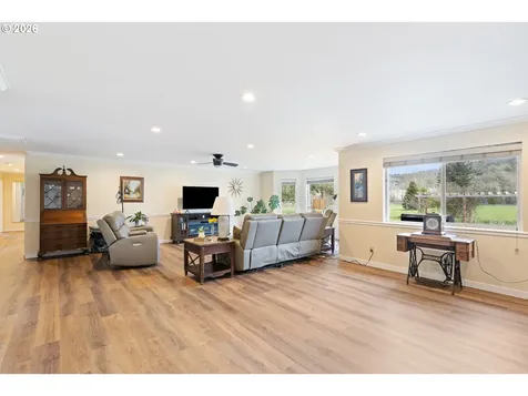 2164 SE Douglas Avenue Roseburg OR 97470