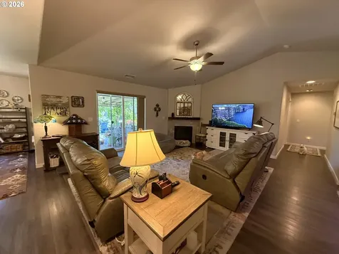 784 Pebble Crk Street Sutherlin OR 97479