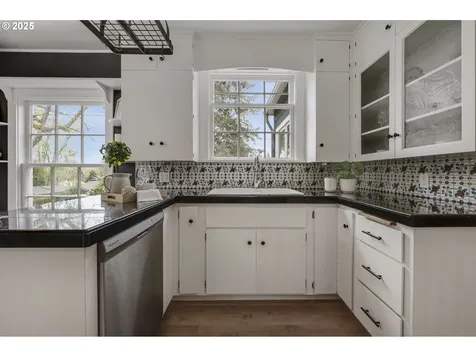 7862 SW 27th Avenue Portland OR 97219