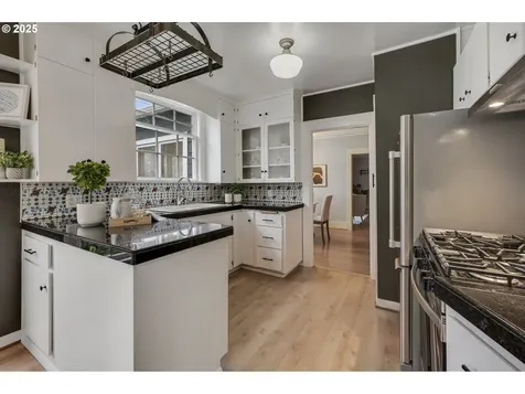 7862 SW 27th Avenue Portland OR 97219