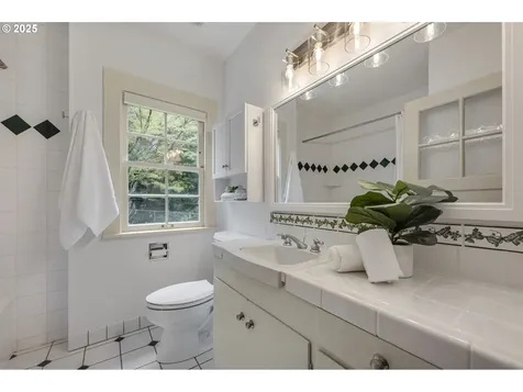7862 SW 27th Avenue Portland OR 97219