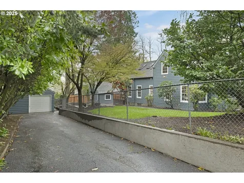 7862 SW 27th Avenue Portland OR 97219