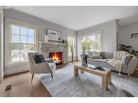 7862 SW 27th Avenue Portland OR 97219