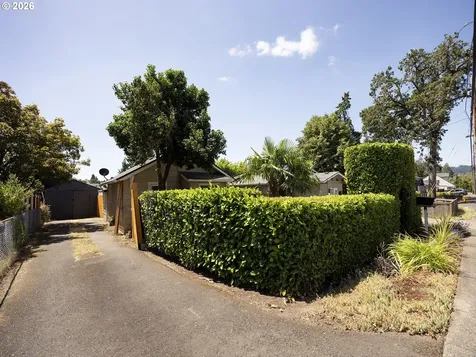 515 E Gloucester Street Gladstone OR 97027