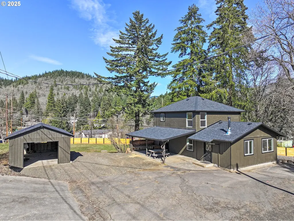 1272 N Main Avenue White Salmon WA 98672
