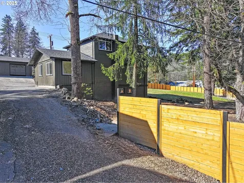 1272 N Main Avenue White Salmon WA 98672