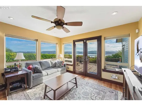 2139 Mcpherson Street North Bend OR 97459