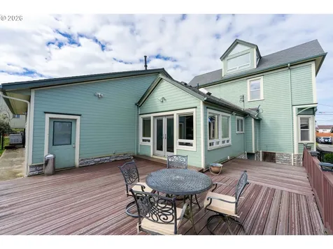 2139 Mcpherson Street North Bend OR 97459