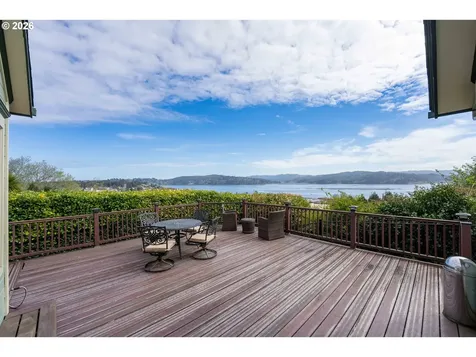 2139 Mcpherson Street North Bend OR 97459