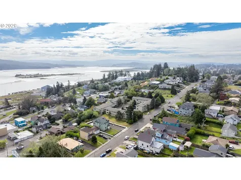 2139 Mcpherson Street North Bend OR 97459
