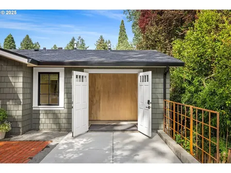 2805 SW Roswell Avenue Portland OR 97201