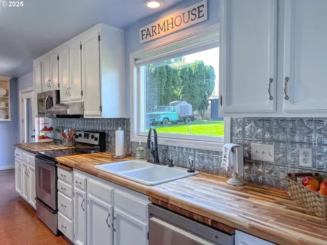 9708 NW 9th Avenue Vancouver WA 98665