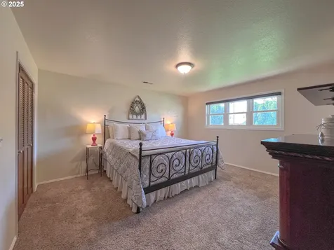 9708 NW 9th Avenue Vancouver WA 98665