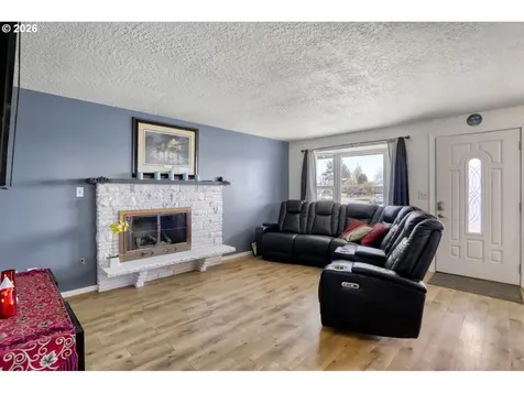 2233 Country Club Terrace Woodburn OR 97071