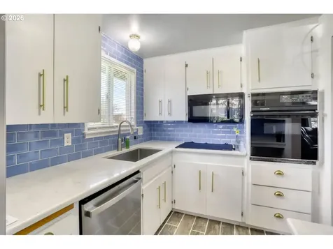 2233 Country Club Terrace Woodburn OR 97071