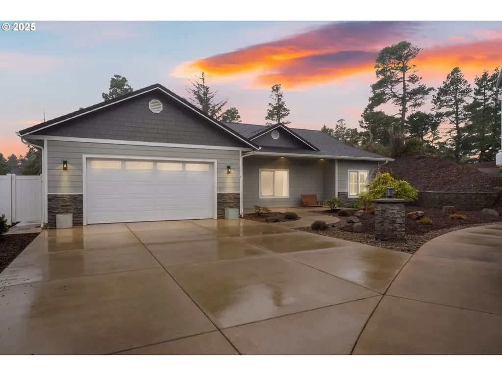 9 White Tail Court Florence OR 97439