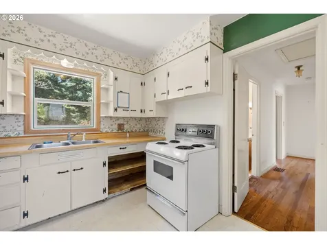 11209 SE Pine Court Portland OR 97216