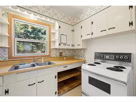 11209 SE Pine Court Portland OR 97216