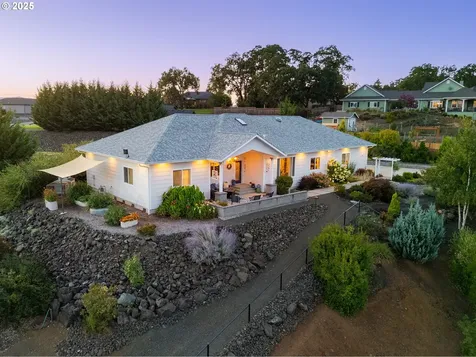 124 Old Barn Court Roseburg OR 97471