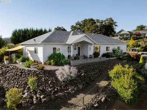 124 Old Barn Court Roseburg OR 97471