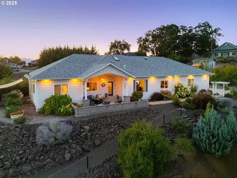 124 Old Barn Court Roseburg OR 97471