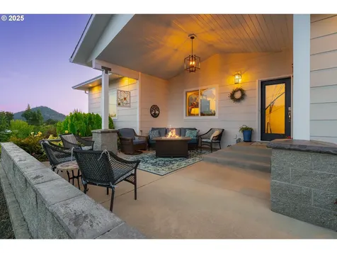 124 Old Barn Court Roseburg OR 97471