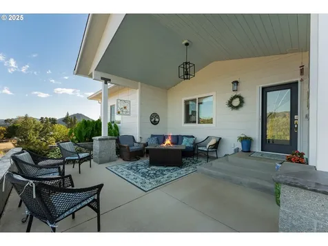 124 Old Barn Court Roseburg OR 97471