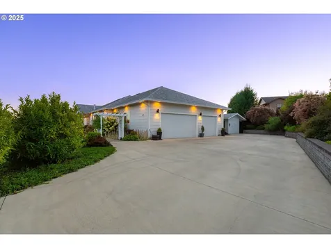 124 Old Barn Court Roseburg OR 97471