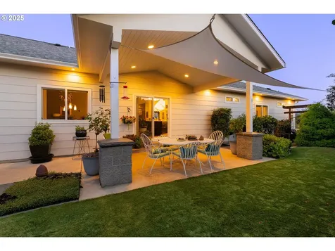 124 Old Barn Court Roseburg OR 97471