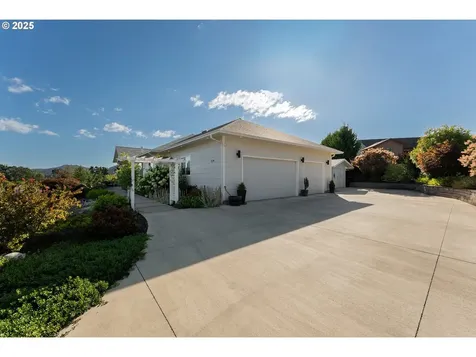 124 Old Barn Court Roseburg OR 97471