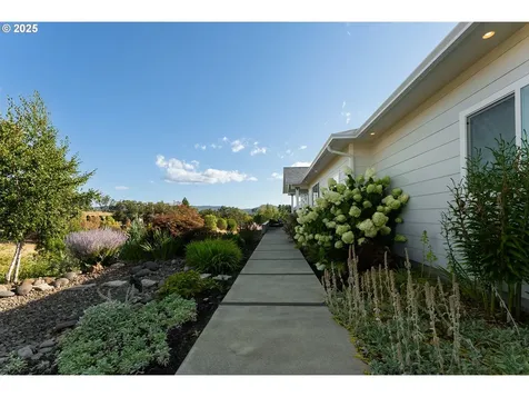 124 Old Barn Court Roseburg OR 97471