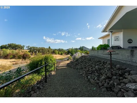 124 Old Barn Court Roseburg OR 97471