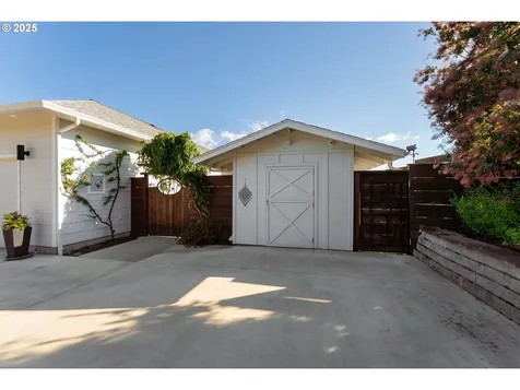 124 Old Barn Court Roseburg OR 97471