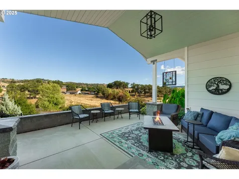 124 Old Barn Court Roseburg OR 97471