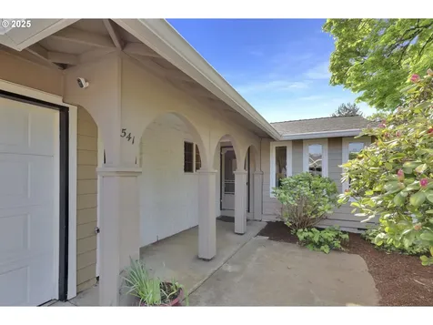 541 Pinedale Avenue Springfield OR 97477