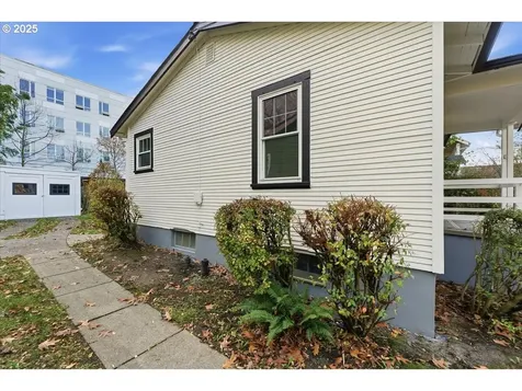 4704 SE Madison Street Portland OR 97215