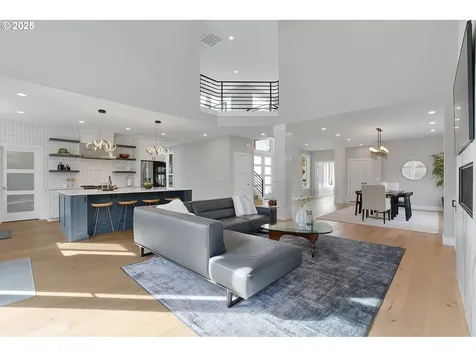 8166 SW 66th Place Portland OR 97223