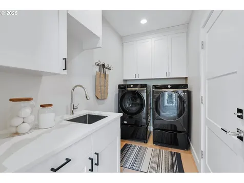 8166 SW 66th Place Portland OR 97223