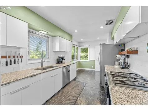 8335 SW 6th Avenue Portland OR 97219