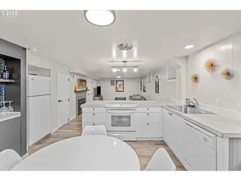 8335 SW 6th Avenue Portland OR 97219