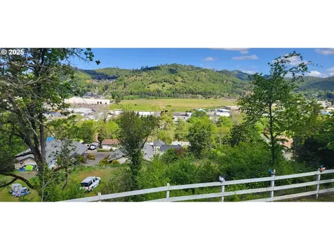522 SE Hillside Drive Roseburg OR 97470