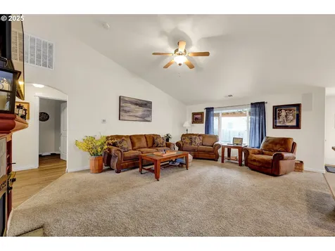 327 Camrin Loop Creswell OR 97426
