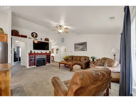 327 Camrin Loop Creswell OR 97426