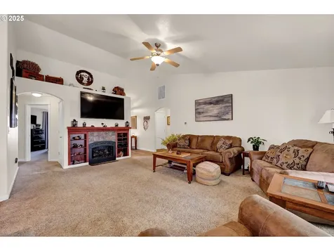 327 Camrin Loop Creswell OR 97426