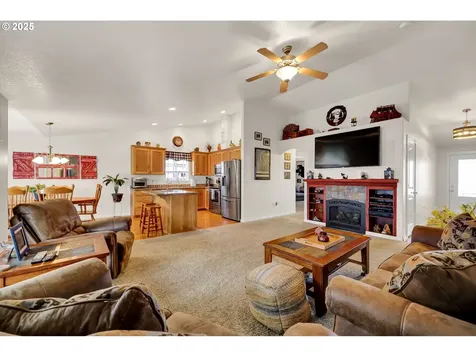 327 Camrin Loop Creswell OR 97426